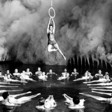 Annette Kellermann pionnière de la pratique de la natation synchronisée.